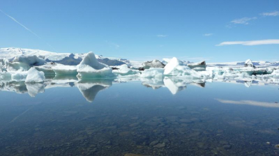 Twee jaar geleden heb ik met een simpele Panasonic Lumix deze foto gemaakt in het beroemde ijsmeer Jkulsrln, in IJsland. 
De foto is meer geluk dan wijsheid, maar ik ben er erg blij mee