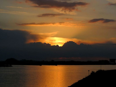 Tijdens een rit op de dijk vanuit de hand genomen.
Even doorgereden tot ik een goede plek had