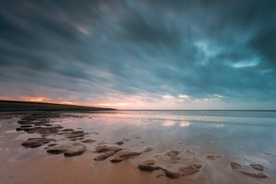 Deze foto is gemaakt met het laatste licht van de dag (en windkracht 7) aan de Waddenkust bij het Friese plaatsje Ternaard.