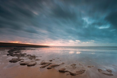 Deze foto is gemaakt met het laatste licht van de dag (en windkracht 7) aan de Waddenkust bij Ternaard.
