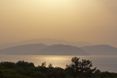 Je gaat naar Turkije voor de zon, maar komt toch met leuk plaatjes thuis. Het eiland wat te zien is is het Griekse Samos.