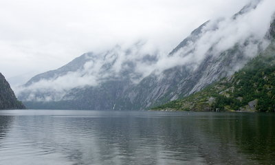 Deze foto kwam ik tegen in een oud album van de vorige zomervakantie. Ik vond deze foto wel een mooi beeld geven van de regen en de wolken in een noord Fjord.