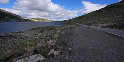 Een foto van een flink tijdje geleden, maar ik vind het het landschap samen met de schaduwen en de weg erg mooi overkomen.