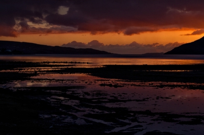 Zonsondergang over de zeearm Little Loch Broom om 22:00h in Schotland.
