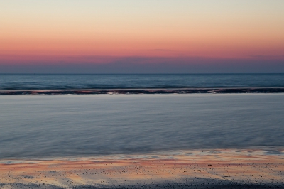 Tijdens het wachten tot het donker genoeg was om zeevonk waar te nemen, heb ik mee bezig gehouden met de zonsondergang. In deze foto spreken me de laagjes en de pasteltinten wel aan.