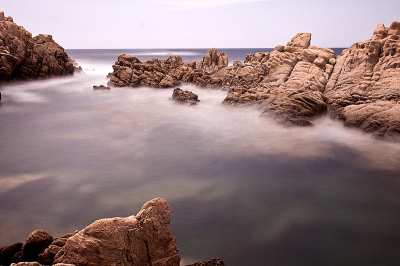 Long exposure opname van de zeer ruige zee op Sardinie. Door gebruik van long exposure kreeg ik hier een compleet andere wereld te zien.