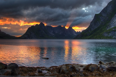 De Lofoten heeft prachtig licht. Tijdens de zonsdaling met wat zwaardere bewolking vuurde de hemel op.