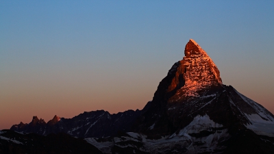 Deze opname gemaakt vanaf de Gornergrat op 3200 meter om 06:08, met een temperatuur van rond het vriespunt met de zon op de toppen van deze bergen en de Matterhorn.