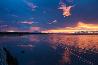 Na een zeer tropische regenbui werden we getrakteerd op een prachtige zonsondergang hier in het binnenland van Gambia.