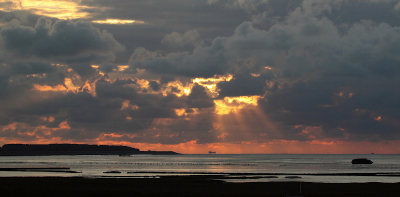 Vanaf de waddendijk van de westpolder heb je een prachtig weids uitzicht. 
Een zonsondergang maakt dit nog een extra bijzonder.