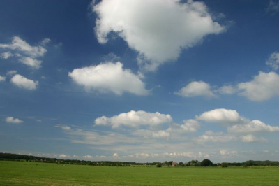 Vanaf het IJsselmeer heeft men een mooi gezicht over de weilanden bij Oudemirdum. Vooral met wolken krijg je een mooi contrast.