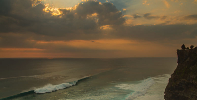 Zonsondergang bij de tempel Pura Lahur bij het plaatsje Uluwatu in het zuidelijkste punt van Bali.