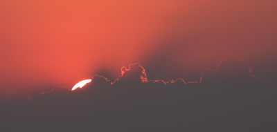 Qua kleur lijkt het enigszins over de top maar zo verdween de zon achter de bewolking.