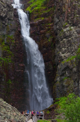 Misschien meer een foto voor in een informatie folder..? In ieder geval, het hoofdonderwerp was de waterval dus vind ik hem geschikt als natuurfoto. 

Deze foto heb ik afgelopen zomer vakantie gemaakt van de hoogste Waterval van Zweden. Ik heb deze waterval al op vele manieren gefotografeerd, maar nog nooit echt als toeristen foto. Dat heb ik hier dan op deze foto ook geprobeerd.