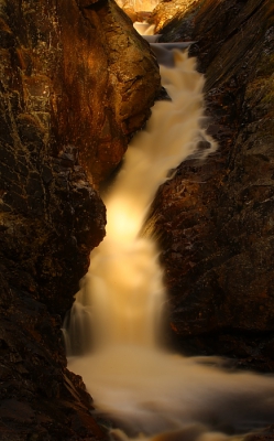 Deze week verschillende foto's van riviertjes/beekjes met lange sluitertijd gefotografeerd. Vandaag heb ik het weer een keertje geprobeerd en dit keer met een dusdanig resultaat dat ik deze foto tot n van mijn beste foto's met lange sluitertijd zou willen noemen. Hopelijk jullie ook?