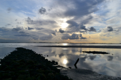 deze foto heb ik ong. in de middag gemaakt toen het wat bewolkter werd en het heel even windstil was. deze foto heb ik gemaakt toen het net vloed werd...