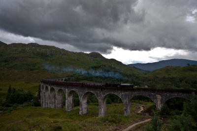 Het was even zoeken haar het viaduct en de juiste compositie. Zoals gebruikelijk wat somber weer met donkere wolken. Terwijl je belaagd wordt door honderden kleine steekmuggen wachten op het moment dat de trein langskomt. Het is een bekend viaduct en trein die gebruikt wordt in diverse films.
