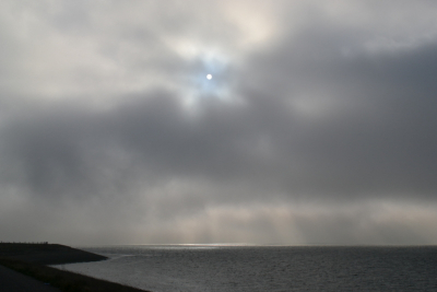 deze foto heb ik kunnen maken net voor dat het mistig werd. de mist kwam best wel snel, want daarvoor was de lucht nog helder blauw. op deze foto was het al mistig maar de zon kwam net ietje door.