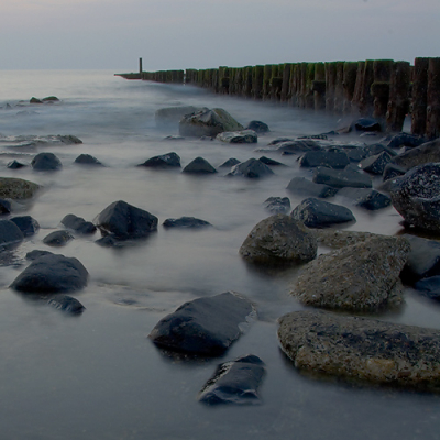 Gemaakt na zonsondergang. Door de lange sluitertijd veranderd het water in mist. f22, 2,5s

meer op: www.vogelsinzeeland.nl
