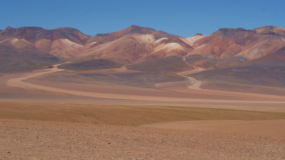 Tijdens de geweldige excursie hoog in de Andes in de Boliviaanse hooglanden kom je vele prachtige landschappen tegen. Dit is een beroemd punt met de '7 kleuren'. De lucht is hier heel helder en de omgeving kurk droog.