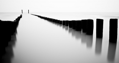 Het was weer een mistig zaterdagje, afgelopen weekend. Ik weet niet helemaal zeker of zo`n foto binnen de "wetten"van NP vallen doordat de paalhoofden zo prominent aanwezig zijn?