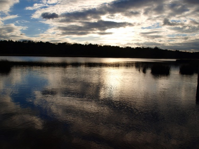 Weerspiegeling van de lucht in het water tijdens de schemering.