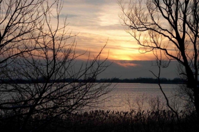 Durf ik ? Vooruit dan maar. Mijn eerste foto op NP. Vriezend en helder: dat belooft een mooie zonsondergang boven de plas. Snel in de auto maar oh wat was het koud....