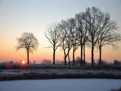 Koud, vroeg, sneeuw, zon kwam op. Ik stond nabij de Regge welke deels was bevrorn. De Regge loopt nabij en door Nijverdal en ik stond daar in de kou.