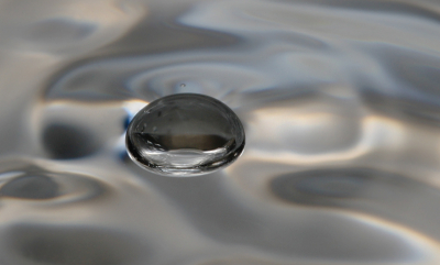 Een lucht/water bel...
Genomen vanuit de hand met de 100mm macro