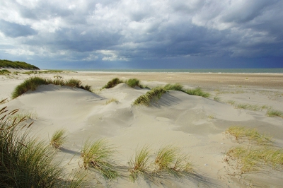 Harde wind, felle buien en af en toe zon. Boven de zee  hingen buien die zorgden voor veel kleurcontrast. . Foto schuin in tegenlicht gemaakt.