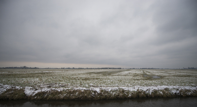 Foto is vanuit de auto genomen op een van de vele weggetjes in de Arkemhener polder. Koud, bijna winters en een erg mooie lucht.