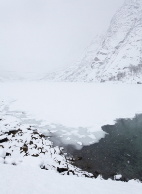 Na zo intensief met het Praktijkboek Landschapsfotografie bezig te zijn geweest heb ik mij heerlijk kunnen uitleven op het fotograferen van landschappen op de Lofoten. Wat een dankbaar landschap om te fotograferen!

Tijdens onze trip hebben we prachtig weer gehad, maar ik was heel blij met de sneeuw tijens de eerste dag van ons verblijf. De sfeer was fantastisch, vrijwel geheel zwart-wit.

Dit is een van m'n favoriet beelden, mooie contrasten en allemaal verschillende driehoeken.