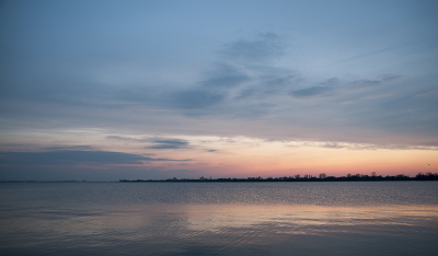 De foto is vanaf de rotsblokken aan de kant op statief gemaakt op een koude maar erg mooie avond tijdens de zonsondergang