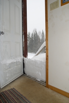 De winter gaat nog even door.
Gisteren was het deck sneeuwvrij.
De storm raast nog steeds door met harde wind en sneeuw.
Het deck is nog eens 10 cm lager dan de drempel.