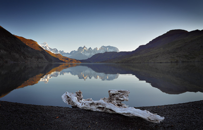 Een vrijwel windstille herfstavond in Torres del Paine; een zeldaamheid, want meestal blaast er een stevige wind. Een goed moment om de weerspiegeling van het bergmassief in de rivier Rio Serrano vast te leggen