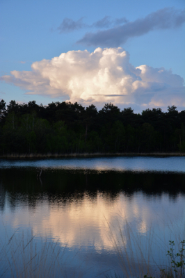 Met zonsondergang kwamen er mooie lichten en vormen rond de wolken want mooi weerkaatste in het water.