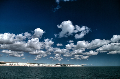 Hoogzomer midden op een zeer zonnige dag, gemaakt vanaf een ferry naar Dover. Aan deze foto is niets veranderd! Zo waren de wolken en zo zijn ze vaak (ik maak deze oversteek geregeld).