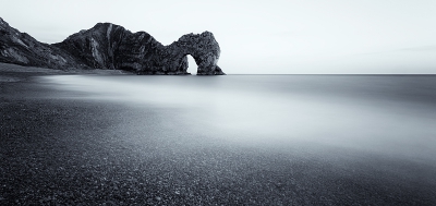 Half Maart ben ik een week in Dorset en Cornwall geweest om mijn vaardigheden op het gebied van landschapsfotografie op te krikken. 
1 van de locaties was de al heel vaak gefotografeerde Durdle Door in Dorset. 
Eigenlijk had ik een ander beeld in mijn hoofd toen ik erheen ging, maar als ik daarvoor was gegaan dan had ik 3 mensen in beeld gehad... Vandaar dit iets wat klassieke beeld van de rotspartij, maar vind het zelf wel een mooi sereen beeld zo. 

Hopelijk jullie ook!

Met vriendelijke grote,

Michiel Vaartjes