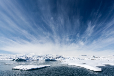 Voor mij is deze plaats op IJsland een van de indrukwekkendste!
We voeren netzo als veel andere touristen met een bootje over dit ijskoude water.
Een gletsjer komt uit in een meer wat in verbinding staat met de zee zodat het water niet bevriest.
