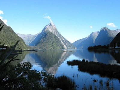 Wie Nieuw Zeeland bezoekt kan niet om de Milford Sound heen. Meestal schijnt het hier te regenen maar wij troffen het onder een stralende zon aan. Een onvergetelijke ervaring!