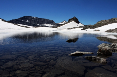 Ondanks dat de functies van mijn oude Camera het langzaam begeven, zou ik hem nooit achterlaten als ik ga wandelen :) Hier bij Lac Vert op 2600 m in Zwitserland. Ik ga mijn camera missen als ik een nieuwe moet kopen!