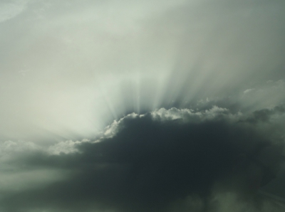 Onderweg naar huis van de vakantie. De zon ging net achter deze wolk, wat een mooi gezicht gaf.