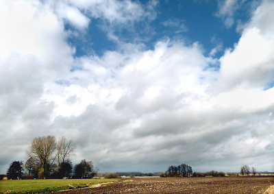 Loopt het af zoals het begon?
De zomer van Zeeland, Gelderland, 't hele land.
Het dansende spel van onstuimige wolken boven opruwend land. Durft de herfst al aan te kloppen?