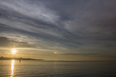 Deze opname is gemaakt vanaf de boot oversteek Victoria naar Oregon USA.
De opgaande zon scheen nog net onder het wolken dek door. Ik heb gekozen voor deze opname waarbij de zon zelf ook in beeld is.