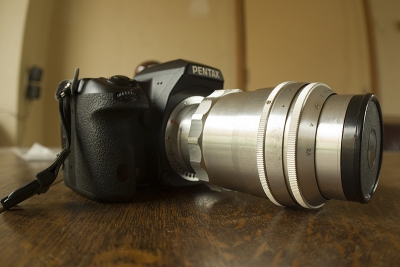 Deze lens op mijn pentax K5 geschroefd middels een adapter ring van m42 (p-draad) naar pentax k bayonet.
