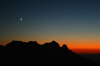 Vanaf onze camping vlakbij het plaatsje visavona in de bergen aan de westkust van Corsica, was er een mooie doorkijk waar net een stukje zee te zien was. Ik hoopte hier een mooie zonsondergang te gaan zien, maar het was 2 dagen lang bewolkt. de laatste avond van ons verblijf op de camping was het echter helder, en de ondergaande zon samen met de bergen, de zee, venus en de maan zorgde voor dit prachtige tafereel. Met mij camera op mijn statief ben ik er even voor gaan zitten wat resulteerde in onder anderen dit plaatje! ik was zeer tevreden!