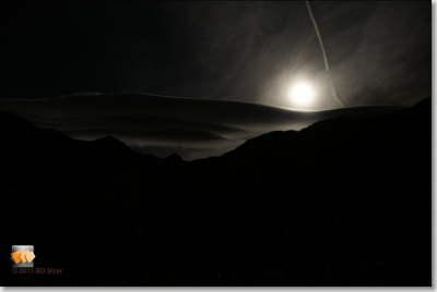 Midden in de nacht even de tent uit, wat een prachtig schouwspel boven de bergen de maan en de wolken