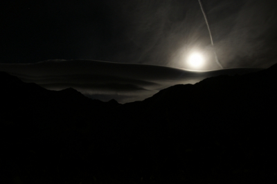 Midden in de nacht even de tent uit, wat een prachtig schouwspel boven de bergen de maan en de wolken