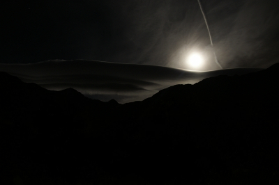 Midden in de nacht even de tent uit en naar dit prachtige schouwspel tussen maan en wolken boven de bergen gekeken, ook al ben ik een beginneling kon ik het niet laten om te proberen dit vast te leggen