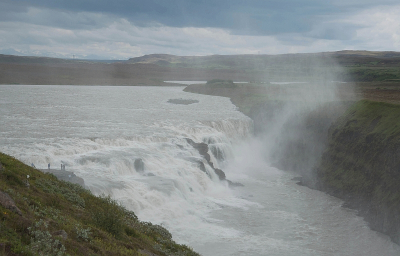 Een standpunt opgezocht waarin de grootte van deze waterval tot uitdrukking komt. De mensen rechtsonder benadrukken dat.